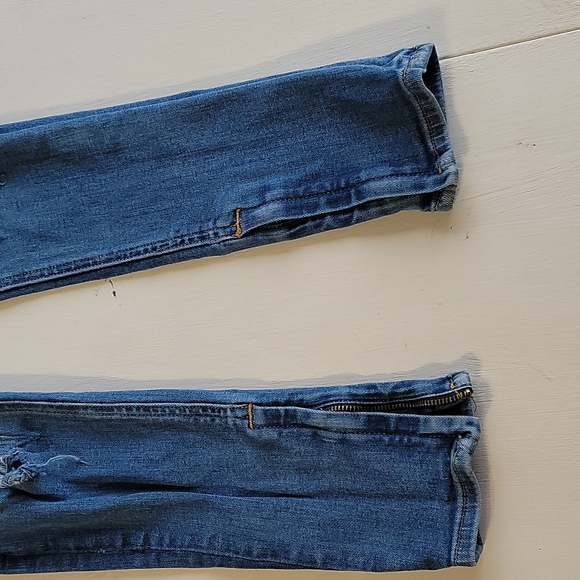 Like new size 26 distressed rag and bone zipper Capri - Picture 2 of 6